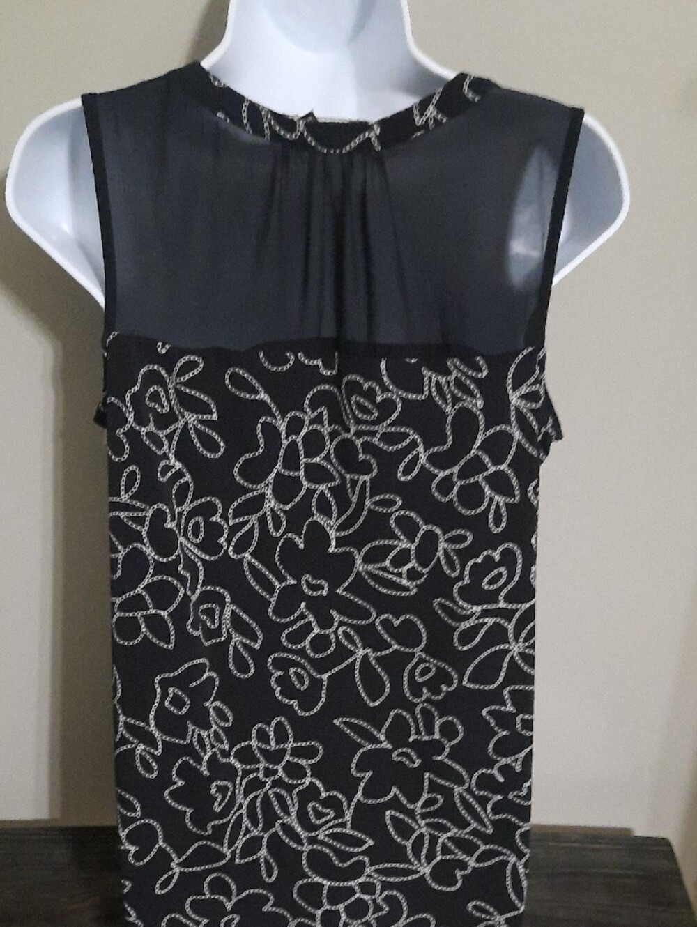 Ellen Tracy Black Sleeveless Button-Front Floral Outline Top - Picture 3 of 4